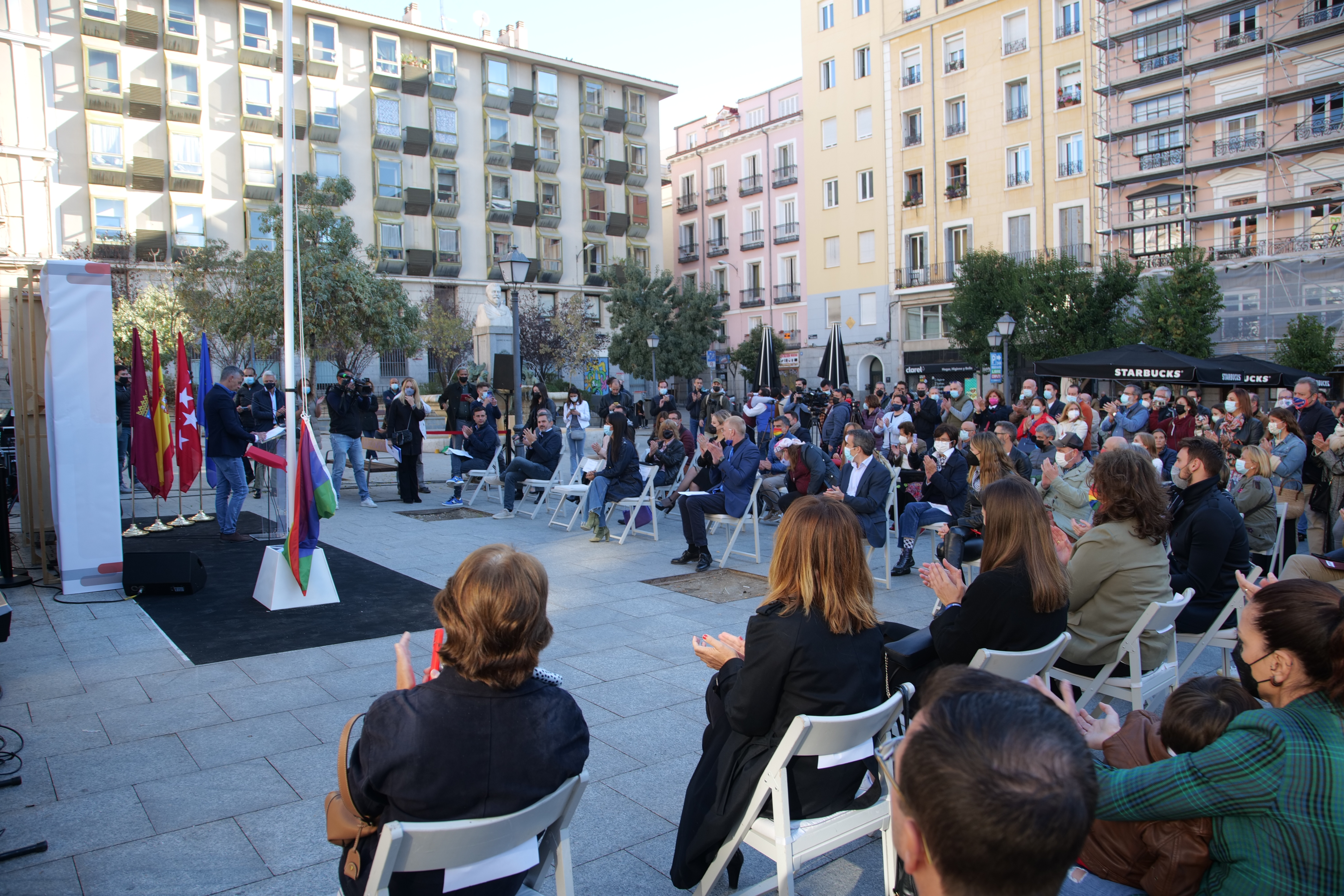 Bego&ntilde;a Villac&iacute;s, vicealcaldesa de Madrid, en el izado de la bandera LGTBI